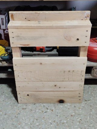 Estantería de madera negra y marrón