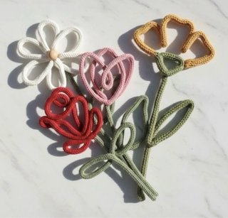 Fiori decorativi realizzati in tricotin