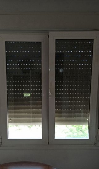 Ventana aluminio blanco con persiana