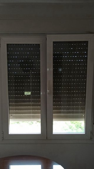 Ventana aluminio blanco con persiana