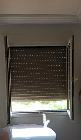 Ventana aluminio blanco con persiana