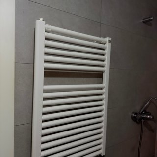 Baño completo gris y blanco