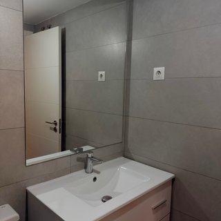Baño completo gris y blanco
