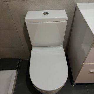 Baño completo gris y blanco