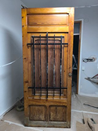 Puerta  exterior madera maciza con reja