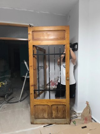 Puerta  exterior madera maciza con reja