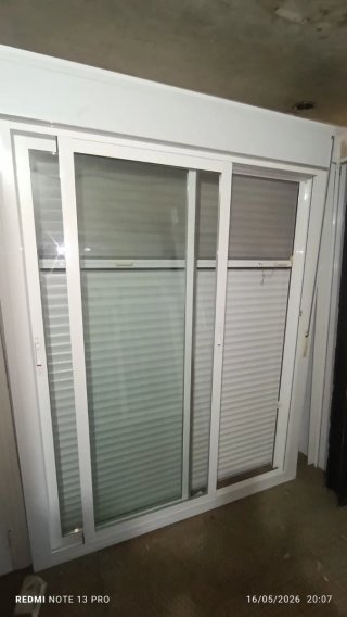 Ventana balconera aluminio con mosquitero