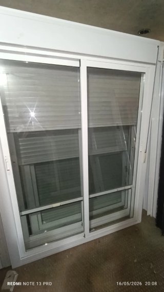 Ventana balconera aluminio con mosquitero