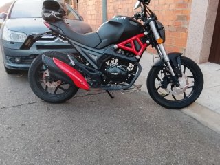 Moto 125cc Naked Negra y Roja