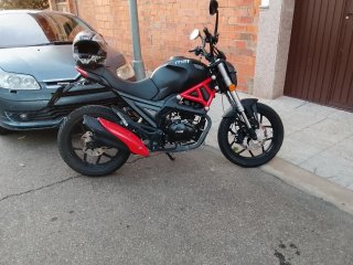 Moto 125cc Naked Negra y Roja