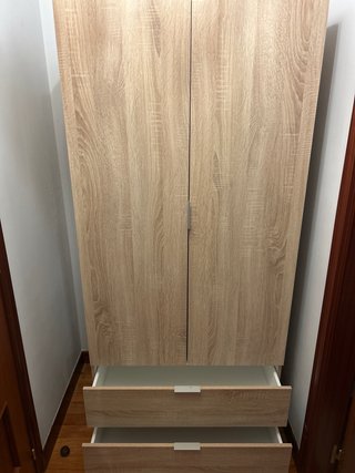 Armario de madera con cajones