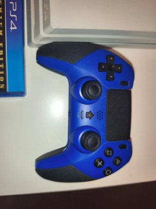 PS4 Pro Blanca 1TB + FC25 + GTA V + mando + cascos