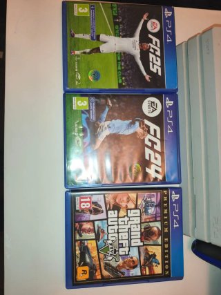 PS4 Pro Blanca 1TB + FC25 + GTA V + mando + cascos