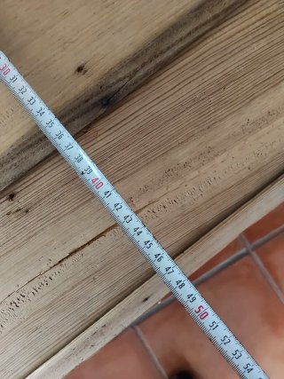 Baúl antiguo de madera curvo