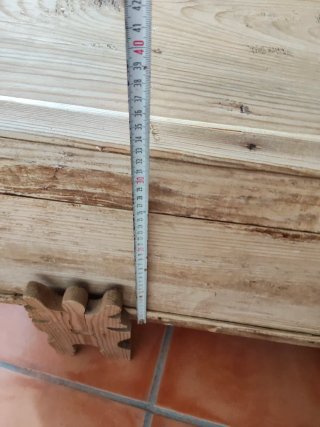 Baúl antiguo de madera curvo