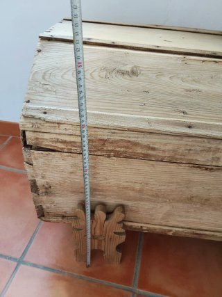Baúl antiguo de madera curvo
