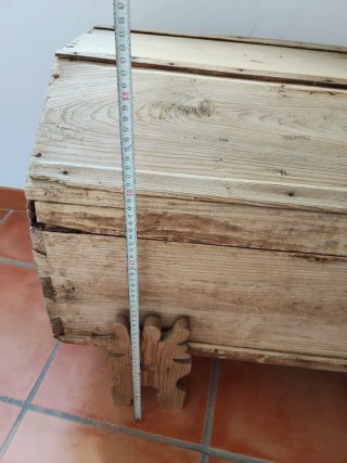 Baúl antiguo de madera curvo