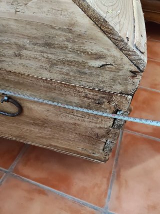Baúl antiguo de madera curvo