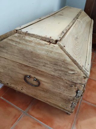 Baúl antiguo de madera curvo