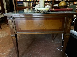 Mesa de despacho antigua de madera maciza
