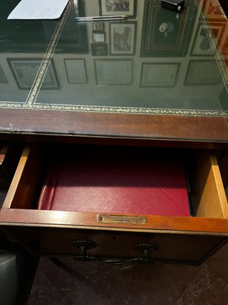 Mesa de despacho antigua de madera maciza