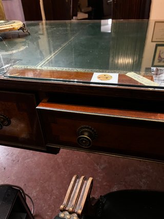 Mesa de despacho antigua de madera maciza