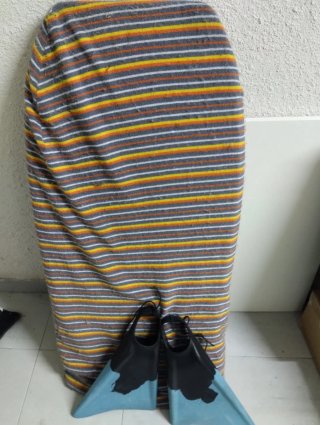 Bodyboard azul con aletas y funda