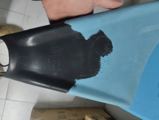 Bodyboard azul con aletas y funda