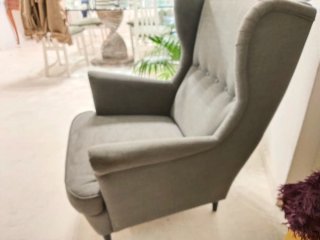Sillón de tela gris