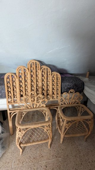 Dos cabeceros de cama y dos mesillas de ratán