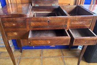 Mesa de madera clásica para restaurar