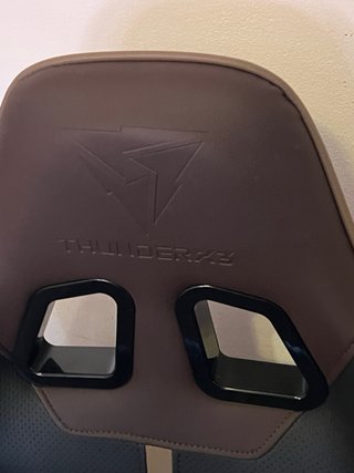 Silla gaming marrón y negra Thunder x3