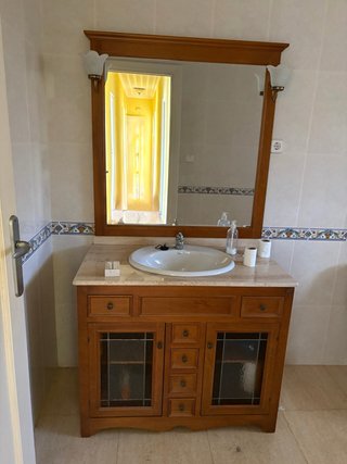 Mueble de baño con espejo y lavabo