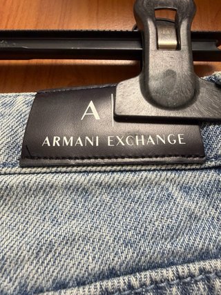 Pantalón vaquero Armani Exchange con raya lateral