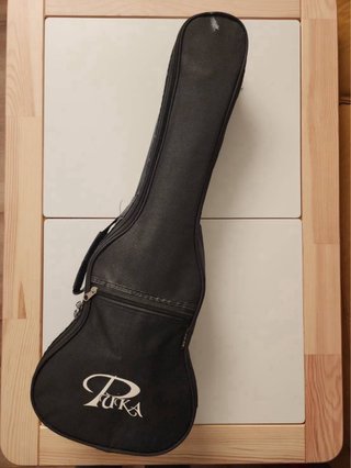 Ukelele marrón con funda