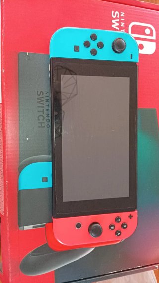 Nintendo Switch Nera con Joy-Con Blu e Rosso
