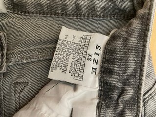 Pantalones vaqueros grises acampanados