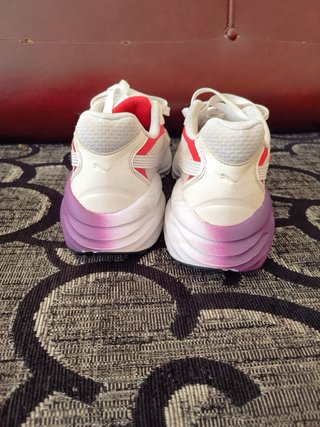Zapatilla Puma Blanca y Morada
