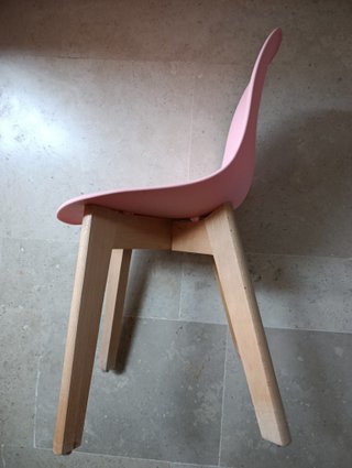 44-- Silla infantil rosa madera y plástico