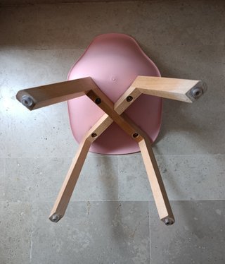 44-- Silla infantil rosa madera y plástico
