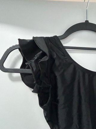 Body negro elástico con volantes