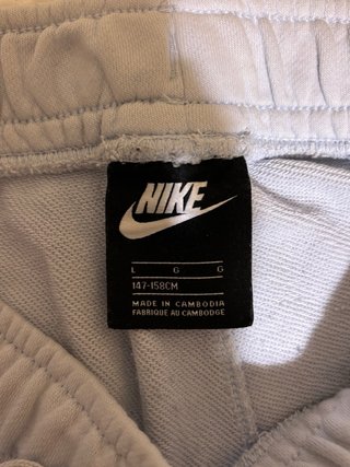 Conjunto Nike: Top deportivo y pantalón chándal