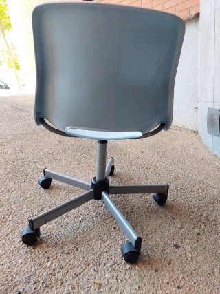 Silla de Ikea con ruedas respaldo de plástico