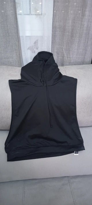 Camiseta deportiva con capucha negra
