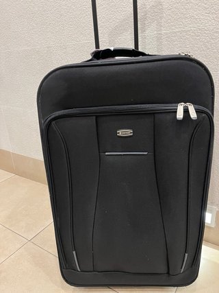 Maleta de viaje EASYGO negra.