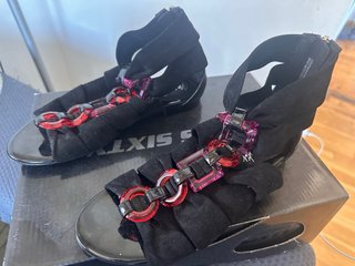 Sandalias Miss Sixty Negras con Pedrería Rosa