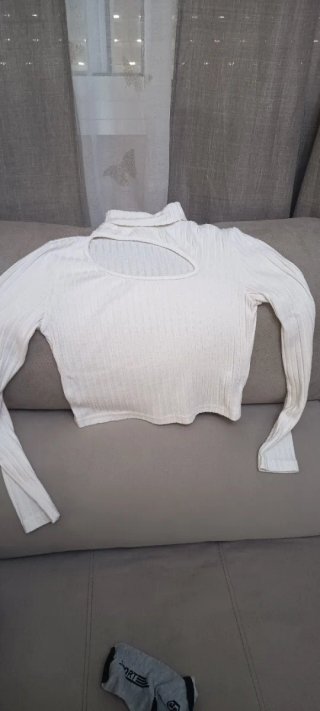 Jersey blanco cuello alto con abertura