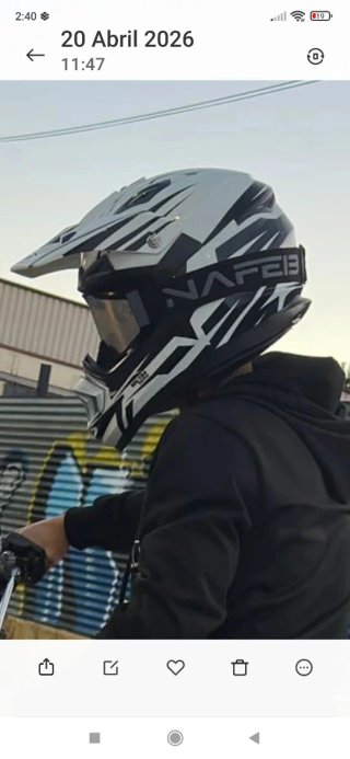 Casco de moto con gafas
