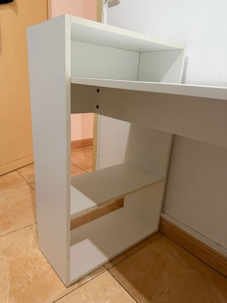 Scrivania bianca con scaffale