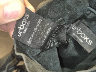 Bolso pequeño con flecos y bordado.